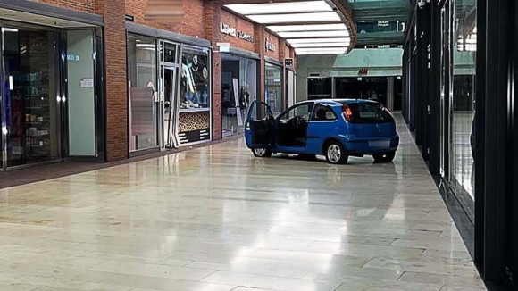 1 Bang Cuop Dung O To Tong Sap Cua Hang Trang Suc Tai Duisburg