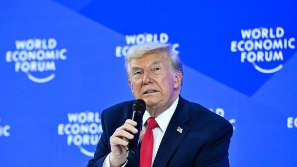 1 Trump Bat Ngo Ha Nhiet Cang Thang Tai Davos Bai Hoc Tu Su Cung Ran Cua Chau Au