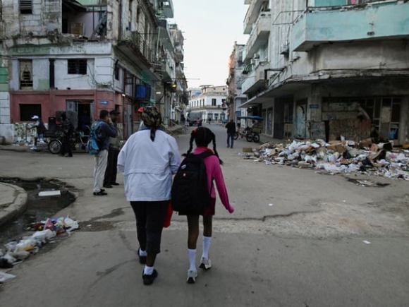 5 Havana Dang Ngap Trong Rac Thai Nhung Hinh Anh Nay Cho Thay Hau Qua Cua Lenh Trung Phat Cua My Doi Voi Cuba