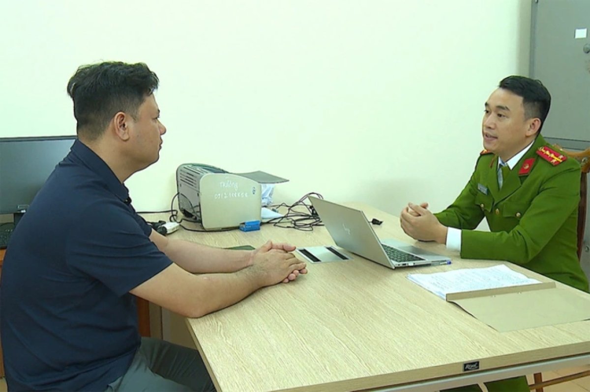 2 Nguoi Lai Oto Khoa Duoi Xe Khac O Ha Tinh Bi Khoi To