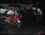Sài Gòn mưa to giữa mùa khô