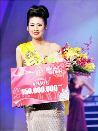 Á hậu Dương Tú Anh quyết tâm theo nghề báo_0