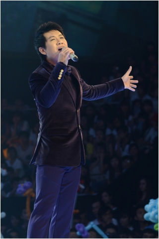 Những chiêu gây chú ý của HLV The Voice trong liveshow 3 _2