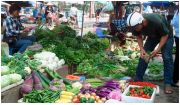 Rằm tháng 7: Đắt từ thịt, rau đến hoa quả