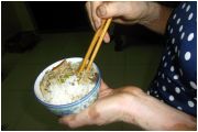 Mẹ già 93 tuổi ăn cơm chan nước mắt vì con bất hiếu