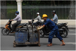 TP.HCM: Công nhân ngâm mình dưới cống  