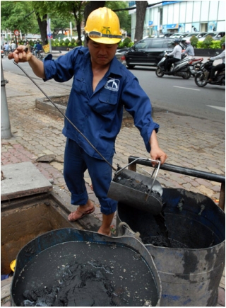 TP.HCM: Công nhân ngâm mình dưới cống  