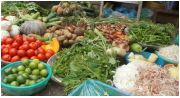 Hà Nội: Mưa nắng thất thường, rau xanh đội giá</p alt=