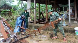Hà Tĩnh: Gượng dậy dọn dẹp, dựng nhà cửa sau lũ_1