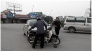 Hà Tĩnh: Phó GĐ Sở đút tay túi áo đứng nhìn người bị ô tô đâm