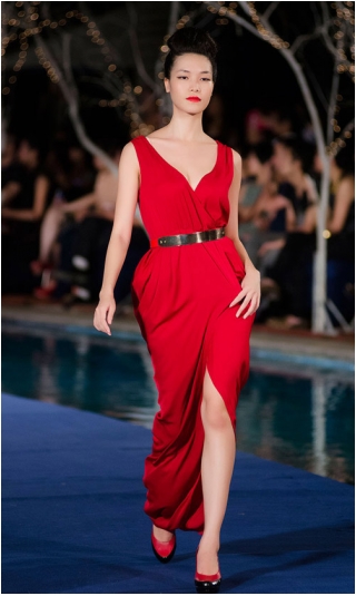 Bi hài khi Hoa hậu diễn catwalk _2