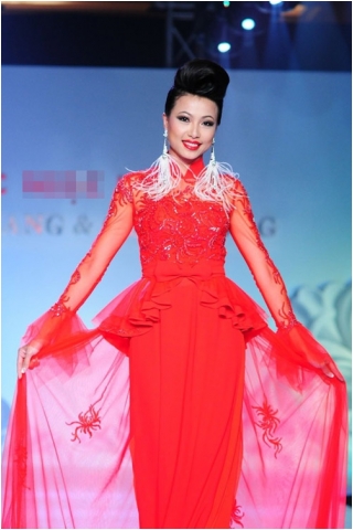 Bi hài khi Hoa hậu diễn catwalk _6