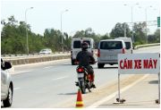 Xe máy bất chấp biển cấm vào cao tốc hiện đại nhất</p alt=