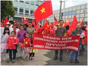Người Việt ở Đức biểu tình phản</div alt=