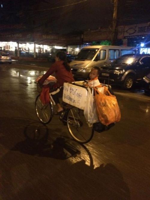 Con nằm ngoan trên lưng mẹ nhé và hình ảnh không muốn thấy - 0