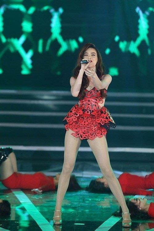 Trang phục nhìn là thấy ngượng của Hồ Ngọc Hà - 6
