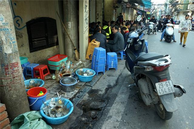 Lạ kỳ dân Thủ đô ăn uống cạnh cống rãnh - 3