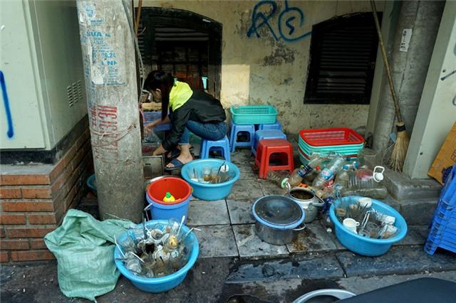 Lạ kỳ dân Thủ đô ăn uống cạnh cống rãnh - 4