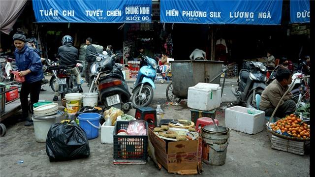 Lạ kỳ dân Thủ đô ăn uống cạnh cống rãnh - 7