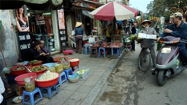 Lạ kỳ dân Thủ đô ăn uống cạnh cống rãnh - 8