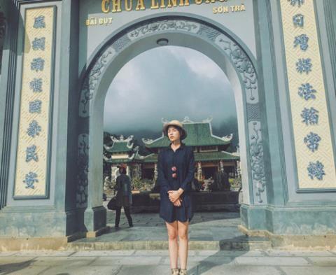 Sao Việt lố lăng khi đi chùa - 1