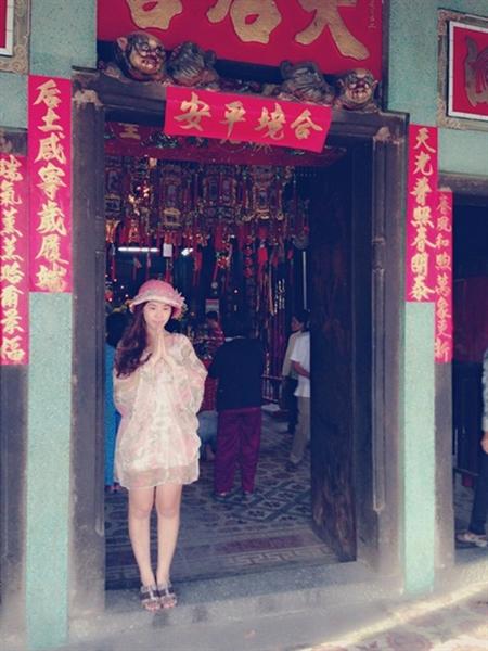 Sao Việt lố lăng khi đi chùa - 4