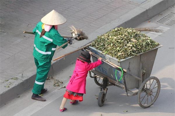 Loạt ảnh Ở đâu có mẹ, ở đó có Tết của hai mẹ con cô lao công gây xúc động - 0