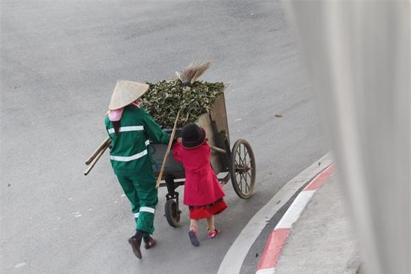 Loạt ảnh Ở đâu có mẹ, ở đó có Tết của hai mẹ con cô lao công gây xúc động - 1