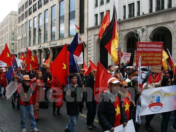 Berlin: Đông đảo người Việt tại Đức biểu tình phản đối Trung Quốc - 0