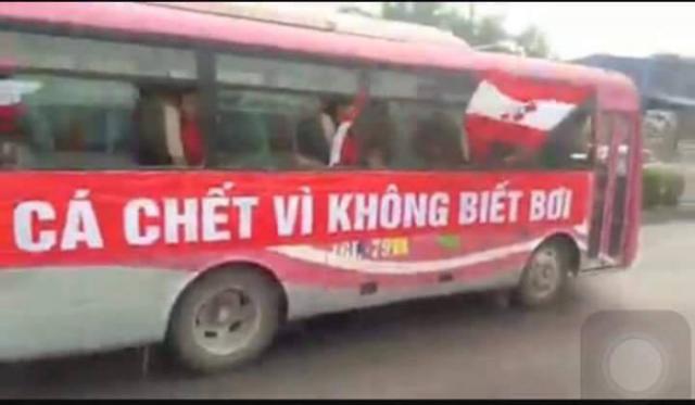  CĐV Hải Phòng tuần hành với pháo sáng…cháy rực những góc phố - 0