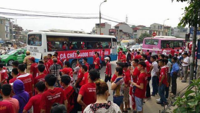  CĐV Hải Phòng tuần hành với pháo sáng…cháy rực những góc phố - 6