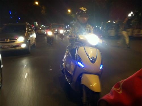 Đa số dân Việt Nam cứ hồn nhiên rọi thẳng đèn pha vào mặt người khác - 0
