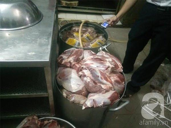 Ăn bẩn chơi sang: Nhậu bia độc thịt ôi, chơi vẹt ngàn đô - 1