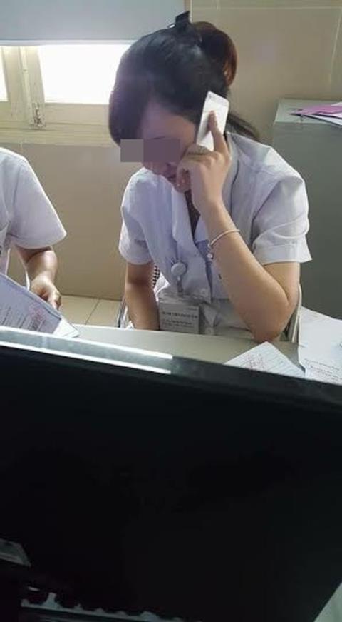 Dân xếp hàng chờ nhân viên BV Bạch Mai buôn điện thoại - 0
