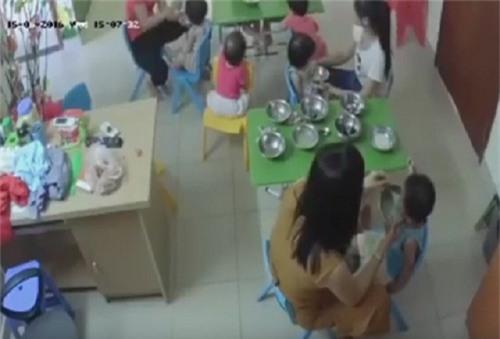 Sự thật giật mình vì sao trẻ chỉ bị các cô đánh khi ăn? - 0