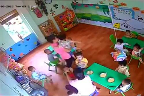 Sự thật giật mình vì sao trẻ chỉ bị các cô đánh khi ăn? - 1