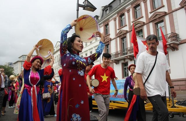Người Việt nổi bật trong lễ hội văn hóa đường phố ở Đức - 2