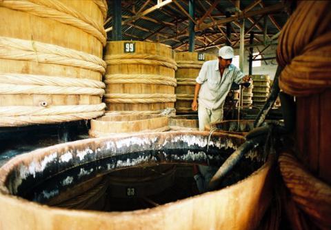 Người Việt ăn mắm công nghiệp: Khi mũi chọn mùi hóa chất - 0