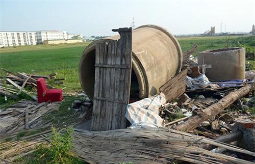 Những ông bố bà mẹ làm lao công, ở ống cống nuôi con thành tài khiến ta rơi lệ - 1