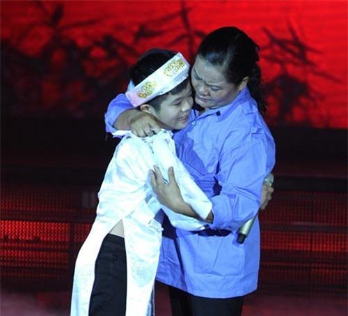 Những ông bố bà mẹ làm lao công, ở ống cống nuôi con thành tài khiến ta rơi lệ - 5