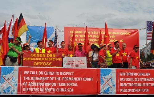 Người Việt tại Đức mít tinh hoan nghênh phán quyết của PCA tại Berlin - 0