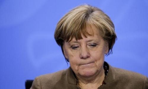 Bà Merkel đang măc kẹt trong thùng thuốc súng do mình tạo ra? - 0