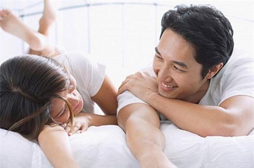 Vợ cay đắng nói với chồng: Có người vừa gọi điện báo con trai anh sốt cả đêm qua đấy - 0