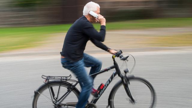 Nghe điện thoại khi đạp xe ở Đức có bị phạt hay không? - 0
