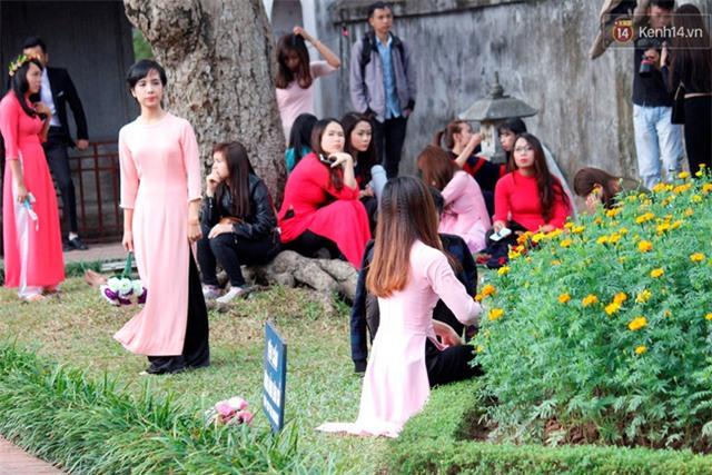 Hàng nghìn sinh viên chen chúc chụp ảnh kỷ yếu, hồn nhiên dẫm lên cỏ ở Văn Miếu - 0