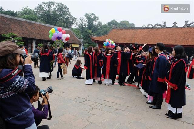 Hàng nghìn sinh viên chen chúc chụp ảnh kỷ yếu, hồn nhiên dẫm lên cỏ ở Văn Miếu - 10