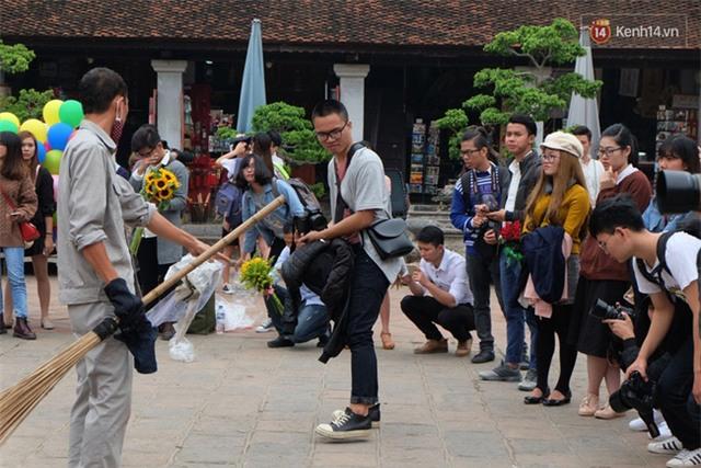 Hàng nghìn sinh viên chen chúc chụp ảnh kỷ yếu, hồn nhiên dẫm lên cỏ ở Văn Miếu - 15