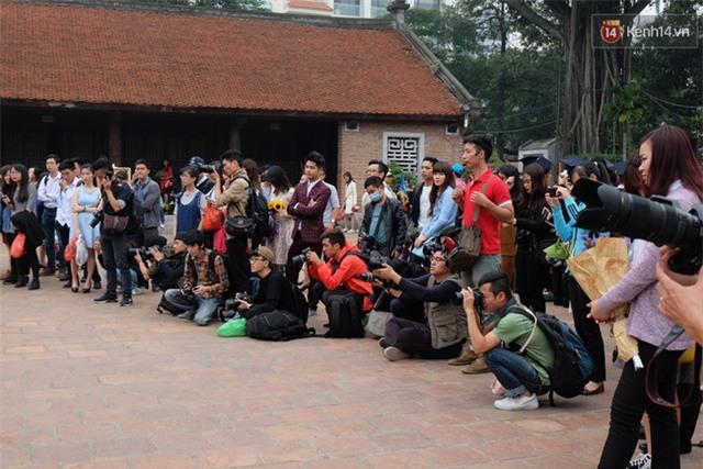 Hàng nghìn sinh viên chen chúc chụp ảnh kỷ yếu, hồn nhiên dẫm lên cỏ ở Văn Miếu - 8