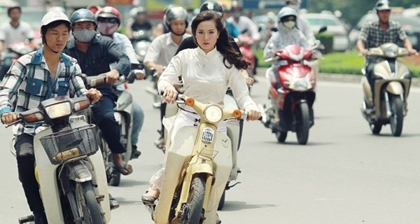 nguoi viet nong tinh vi di xe may