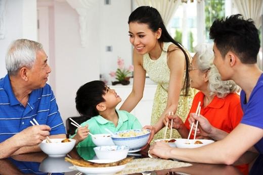 Để tránh bị coi là vô duyên, đừng làm những điều này trên bàn ăn - 5